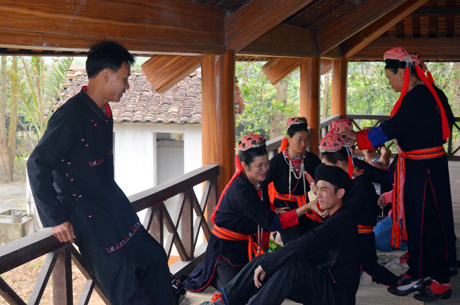 Nam nữ người Dao Thanh Y (xã Bằng Cả, Hoành Bồ) sửa soạn cho tiết mục hát giao duyên trong hội làng đầu xuân 2013.
