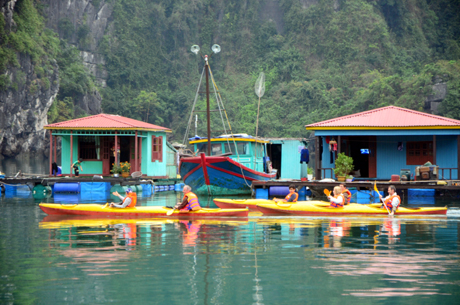 Khách du lịch quốc tế chèo thuyền Kayak tham quan làng chài Vung Viêng. Ảnh: T.H