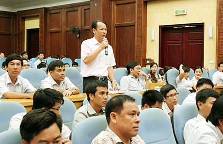 Cử tri TP Hạ Long phát biểu tại hội nghị tiếp xúc với cử tri của đại biểu HĐND tỉnh, tháng 6-2013.
