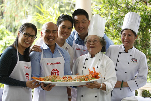Top 4 thí sinh MasterChef Việt Nam được tham gia buổi học tại Tịnh Gia Viên cùng nghệ nhân Tôn Nữ Thị Hà - người lưu giữ hồn văn hoá ẩm thực Huế và là mẹ của nữ giám khảo Tịnh Hải.