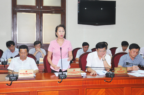 Đồng chí Lê Thị Bích Hường, Trưởng ban Tổ chức Tỉnh uỷ phát biểu tại hội nghị.