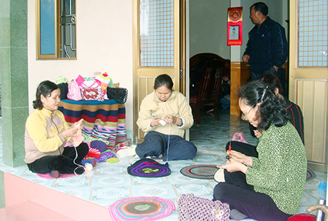 Các thành viên trong tổ đang đan, móc những sản phẩm thủ công tại nhà cô Nguyễn Thị Sáu, khu 2, phường Cẩm Thành (TP Cẩm Phả).