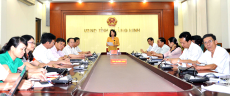 Đồng chí Vũ Thị Thu Thủy, Phó Chủ tịch UBND tỉnh báo cáo tình hình công tác phòng chống tội phạm ma túy, tệ nạn ma túy, mại dâm , AIDS của tỉnh Quảng Ninh.