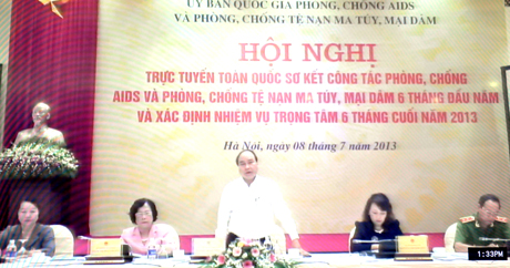 Đồng chí Nguyễn Xuân Phúc, Ủy viên Bộ Chính trị, Phó Thủ tướng Chính phủ, Chủ tịch Ủy ban Quốc gia phòng chống AIDS và phòng chống tệ nạn ma túy, mại dâm kết luận tại hội nghị