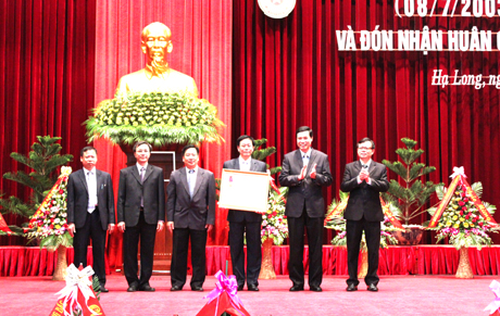 hừa uỷ quyền Chủ tịch nước đồng chí Nguyễn Đức Long, Phó Bí thư Tỉnh uỷ, Chủ tịch HĐND tỉnh trao tặng Huân chương lao động hạng ba cho Sở Tài nguyên và Môi trường Quảng Ninh