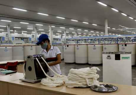 Tháo gỡ khó khăn cho sản xuất kinh doanh là một trong những nhiệm vụ trọng tâm của tỉnh. Trong ảnh: Sản xuất sợi tại Nhà máy sợi của Tập đoàn Texhong tại KCN Hải Yên, TP Móng Cái). Ảnh: Bá Khang