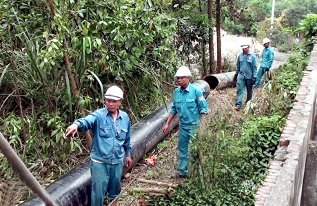Công nhân Công ty Kinh doanh nước sạch Quảng Ninh lắp đặt đường ống nước công trình Nhà máy nước Đá Bạc.