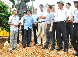 Phó Chủ tịch Thường trực UBND tỉnh Đỗ Thông kiểm tra tiến độ thi công dự án cải tạo nâng cấp QL 18