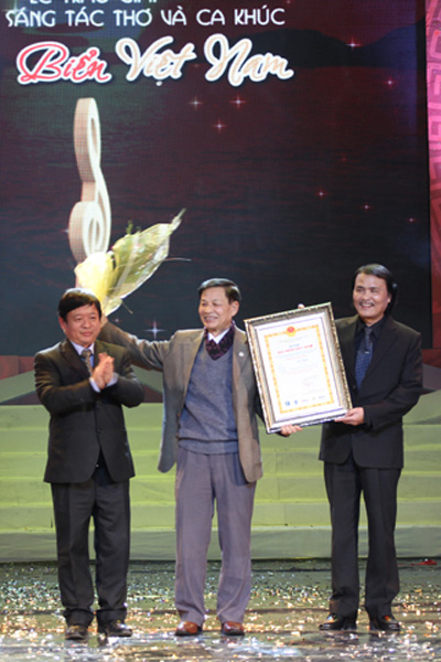 Nhạc sĩ Vũ Thiết (phải) và nhà thơ Trịnh Công Lộc nhận giải nhì trong cuộc vận động sáng tác về đề tài “Đây biển Việt Nam” (Ảnh: Mai Hồng)