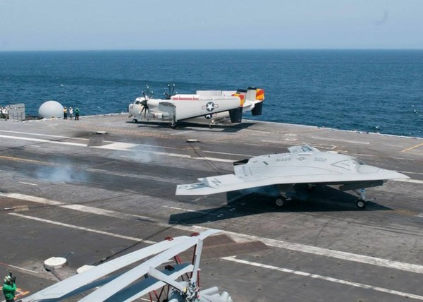 X-47B móc cáp hãm đà và hạ cánh thành công trên tàu sân bay