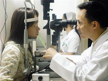 Người sử dụng kính áp tròng nên khám mắt cẩn thận trước khi dùng.(ảnh chụp tại cửa hàng kính mắt TP Hồ Chí Minh - số 703 Lê Thánh Tông, TP Hạ Long).