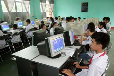 Giới trẻ bây giờ không con lạ lẫm với Internet và mạng xã hội... Trong ảnh: Các thí sinh tại cuộc thi tin học trẻ Quảng Ninh lần thứ 14 năm 2013. Ảnh: HOÀNG TRÌNH
