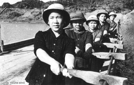 Phà kéo tay Khe Tiên (Tiên Yên) năm 1964.