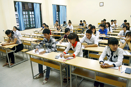 Các thí sinh địa điểm thi Trường Cao đẳng Y tế Quảng Ninh vào phòng thi
