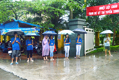 Trường Cao đẳng Y tế Quảng Ninh còn cử một số sinh viên trong trường làm tình nguyện viên.