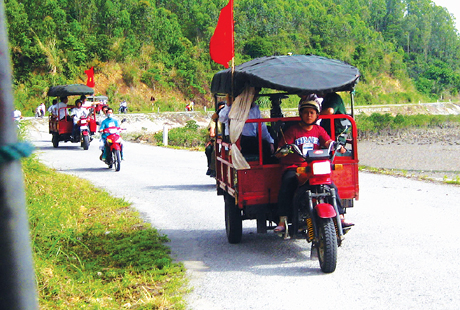 Khách du lịch tham quan tại xã đảo Ngọc Vừng (huyện Vân Đồn).