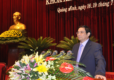 Đồng chí Bí thư Tỉnh uỷ Phạm Minh Chính phát biểu tại kỳ họp.