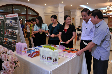 Tham quan triển lãm ảnh về phòng, chống bạo lực gia đình tại hội thảo thực hiện kế hoạch bình đẳng giới giai đoạn 2013-2018, do Hội LHPN tỉnh tổ chức tại TP Hạ Long, tháng 5-2013.