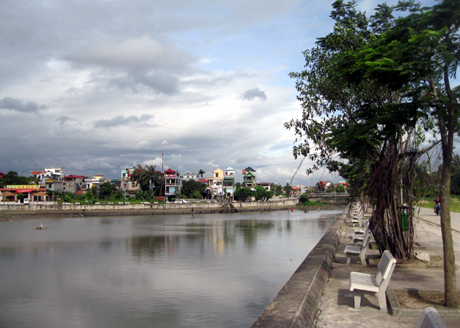 TP Uông Bí đủ tiêu chuẩn để được công nhận là đô thị loại II. Trong ảnh: Khu vực hồ Công viên TP Uông Bí.