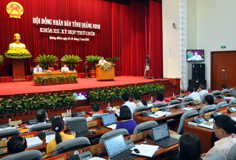 Quang cảnh phiên thảo luận tại hội trường trong ngày làm việc thứ 2, kỳ họp thứ 9, HĐND tỉnh khoá XII.