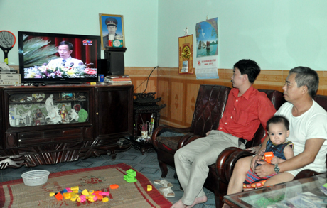 Một hộ gia đình ở khu 8, thị trấn Cái Rồng (Vân Đồn) xem truyền hình trực tiếp phiên khai mạc kỳ họp.