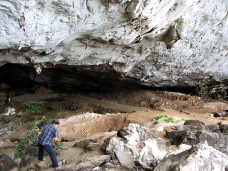 Các nhà khảo cổ học đã tìm thấy công cụ đá và vô số vỏ ốc suối trong cuộc khai quật hang Tiên Ông, tháng 11-2007.