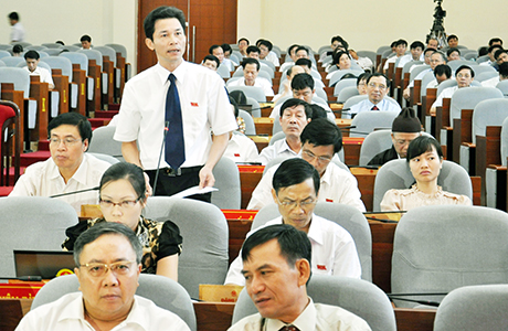 Đại biểu Hồ Văn Vịnh (Tổ Cẩm Phả) chất vấn cơ quan chức năng tại phiên họp sáng 19-7.