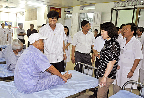 Các đồng chí: Nguyễn Văn Đọc, Chủ tịch UBND tỉnh; Vũ Thị Thu Thuỷ, Phó Chủ tịch UBND tỉnh thăm hỏi sức khoẻ bệnh nhân đang điều trị tại Khoa Phục hồi chức năng, Bệnh viện Đa khoa Cẩm Phả (tháng 2-2013).