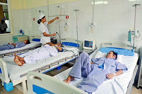 Chăm sóc bệnh nhân tại Khoa Hồi sức cấp cứu, Bệnh viện Đa khoa huyện Tiên Yên.