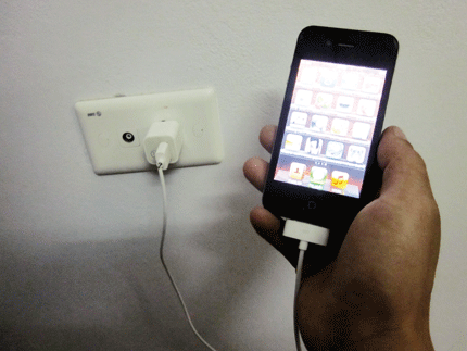Sử dụng bộ sạc pin điện thoại di động không đúng tiêu chuẩn có thể bị điện giật. Ảnh minh họa.