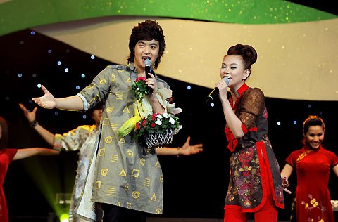 Cuối năm 2009, thành công đến với Wanbi khi anh cùng ca sĩ Thu Thủy nhận được giải thưởng Ca sĩ triển vọng trong năm của bảng xếp hạng Làn Sóng Xanh.