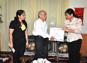 Phó Bí thư Thường trực Tỉnh ủy Đỗ Thị Hoàng thăm, tặng quà gia đình có công với cách mạng tại TP Hạ Long