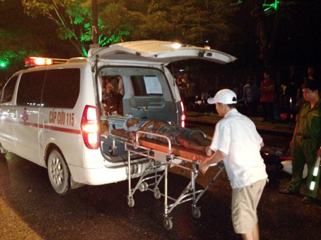 Người bị thương được đưa đi cấp cứu tại Bệnh viện đa khoa tỉnh.