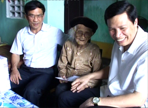 Phó Bí thư Tỉnh ủy, Chủ tịch HĐND tỉnh Nguyễn Đức Long thăm, tặng quà các gia đình chính sách tại huyện Tiên Yên