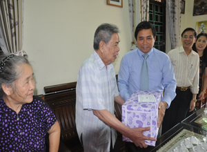 Bí thư Tỉnh ủy Phạm Minh Chính thăm, tặng quà gia đình có công với cách mạng tại TP Cẩm Phả