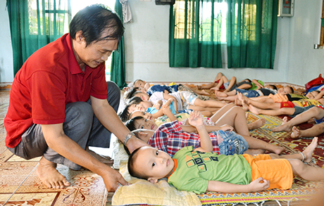 Cựu TNXP Nguyễn Thế Vinh thường xuyên chăm lo chu đáo cho các cháu gửi tại Nhà trẻ Mầm non Hương Quỳnh.