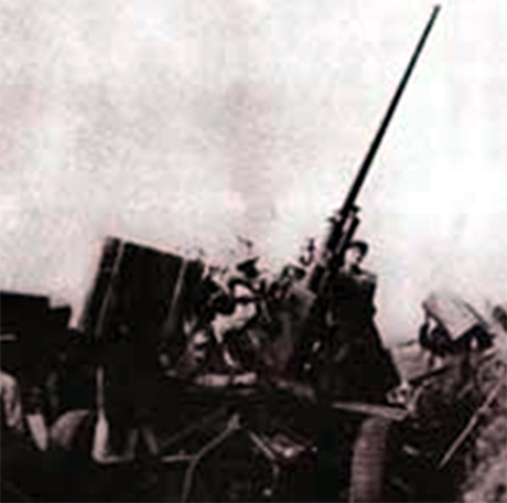Khẩu đội pháo cao xạ đóng trên đồi cao ở thị xã Hồng Gai đã bắn rơi máy bay Mỹ trong trận đầu 5-8-1964. (Ảnh Tư liệu tại Bảo tàng Quân đội Nhân dân Việt Nam).