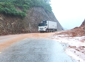 Mưa lớn gây sạt lở đồi tại Km15+700 – tỉnh lộ 340