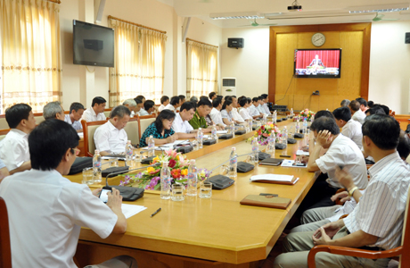 Cán bộ chủ chốt huyện Vân Đồn nghiên cứu Nghị quyết T.Ư 7 (khoá XI) qua hội nghị trực tuyến do Tỉnh uỷ tổ chức.