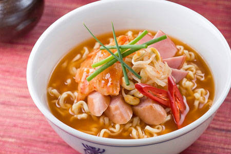 Mì ăn liền là một loại thực phẩm chiên, hàm lượng chất béo khá cao, khi vào cơ thể sẽ có nguy cơ "đọng lại"