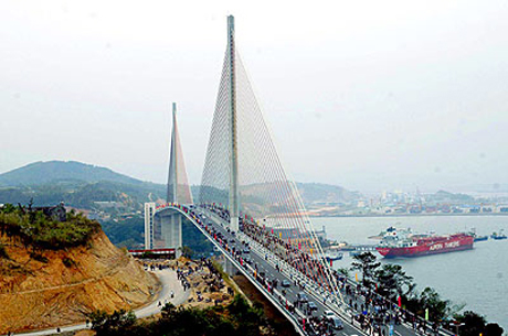 Cầu Bãi Cháy được khánh thành năm 2006 càng nâng tầm vị thế thành phố Hạ Long hơn. Ảnh: Ngày thông xe cầu Bãi Cháy.