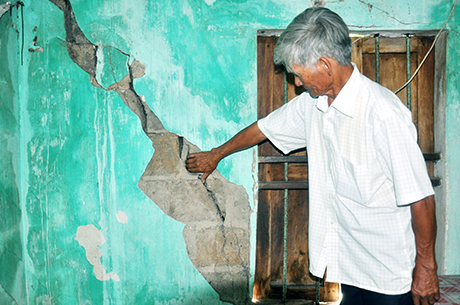 Ông Phạm Văn Thái chỉ vào những vết nứt trên tường nhà mình.