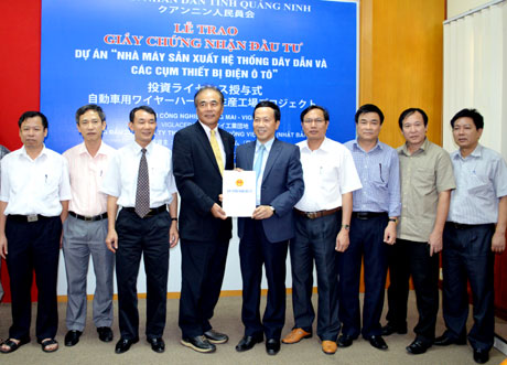 Đồng chí Nguyễn Văn Thành, Phó Chủ tịch UBND tỉnh trao giấy chứng nhận đầu tư cho Công ty TNHH Yazaki Hải Phòng Việt Nam.