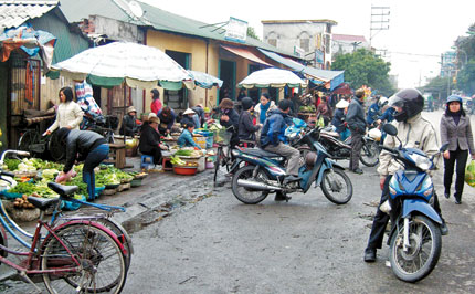 một số hộ dân lấn chiếm lòng đường, vỉa hè để buôn bán diễn ra thường xuyên ở khu 4, phường Cửa Ông (Cẩm Phả). (