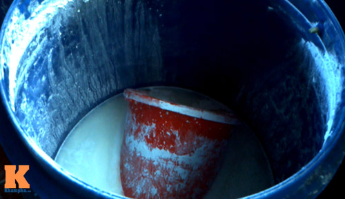 Thùng đựng bột bốc mùi nồng nặc.