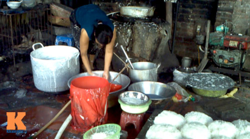 Chậu nước rửa tay được người sản xuất tiết kiệm dùng để rửa bún.