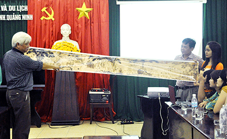 Nhà sử học Dương Trung Quốc trao tặng phiên bản bức tranh “Trúc Lâm đại sĩ xuất sơn chi đồ” cho Bảo tàng Quảng Ninh.