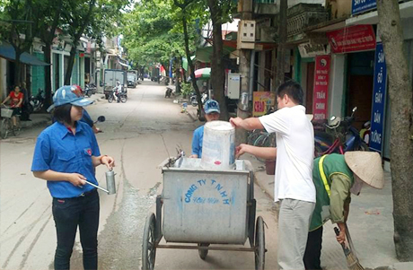 ĐVTN thị trấn Đông Triều cùng với nhân viên thu gom rác tới từng hộ gia đình để tuyên truyền, vận động đổ rác đúng thời gian quy định.