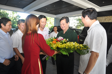 Các đồng chí lãnh đạo tỉnh đón Thủ tướng Nguyễn Tấn Dũng.