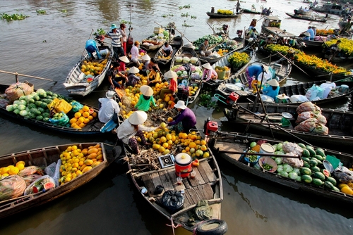 ]Một góc chợ nổi Cái Bè. Ảnh: bazantravel.